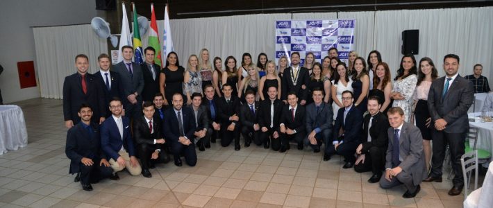 JCI Joaçaba, Herval e Luzerna realizou a cerimônia de distintivação dos novos membros, posse do conselho diretor 2018 e Prêmio Toyp 2017