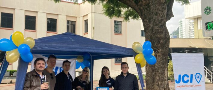 JCI Joaçaba realiza ação de doação de livros na praça da prefeitura de Joaçaba